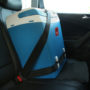 chladnička do auta připevněná pomocí bezpečnostních pásů